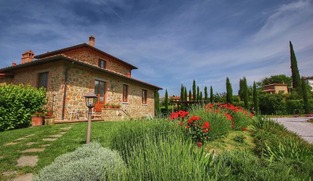 Rustic Retreat With Pool