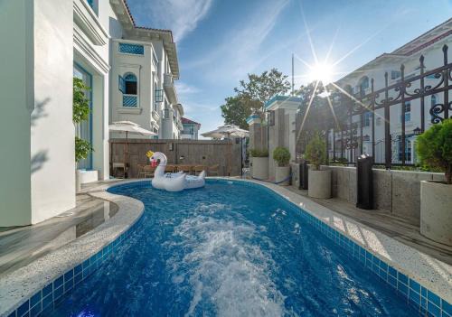 S Villa Ha Long - City Center, Near Beach - 3BR Private Villa with Pool, Jacuzzi, Sauna, Karaoke