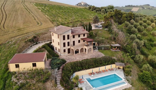 SALE PRICE FOR LOST BOOKING Luxury Villa for 10 Superb Infinity Pool and views
