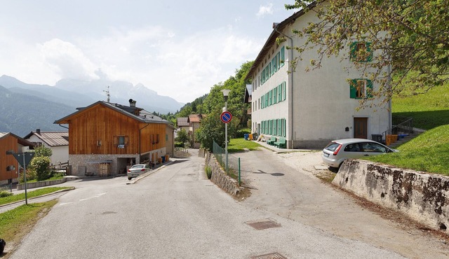 San Lorenzo 1 Apartment in Vinigo with Mountain View, Garden, and Wi-Fi