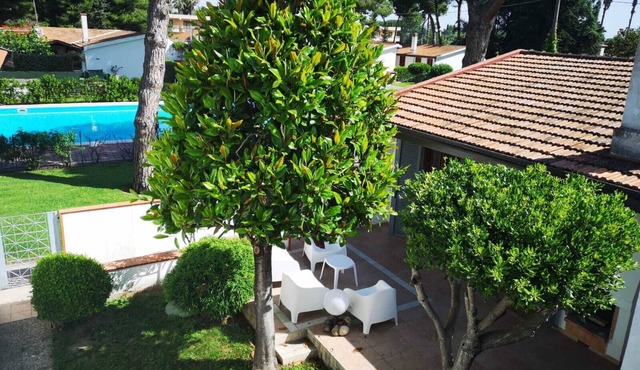Single-family house in private park 250 m from the sea with communal swimming pool