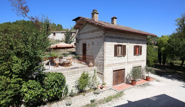 Small villa with a big garden and a big swimming pool - Sassoferrato