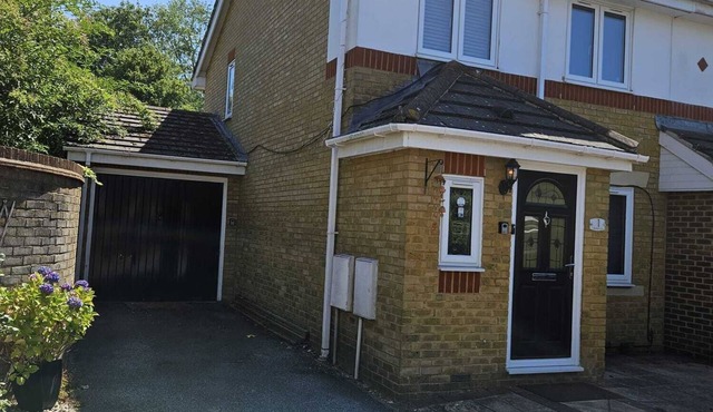 Spacious 3-bed family home, 15 min from Heathrow with Garden & Parking