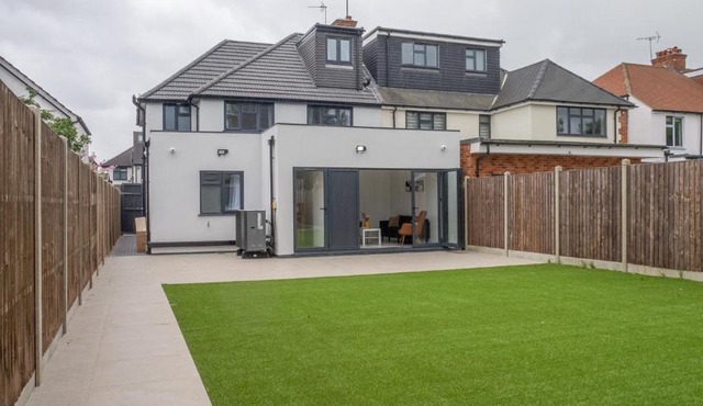 Spacious 7BR Contractor House in Harrow with Games Room, Fast WiFi & 3 Parking