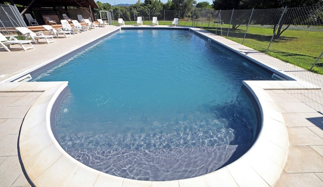 Spacious 8 pers. family apartment with pool near the sea.