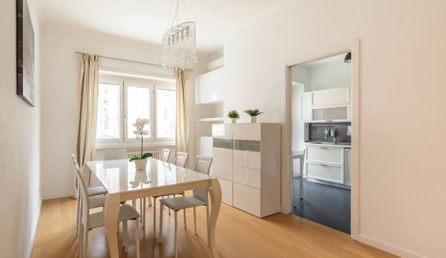 Spacious Flat · Bathtub · Metro at the Door