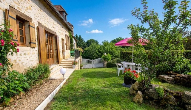 Spacious house with Wifi, near Cherveix-Cubas