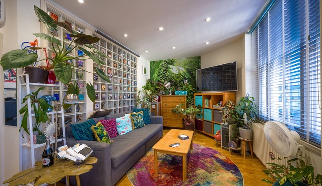 Spacious urban jungle in the centre of the west end with WIFI! Sleeps up to 7