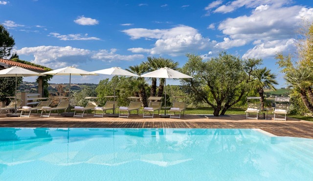Spacious villa with pool and tennis court, just 15 minutes from the sea