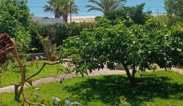 Splendida casa di fronte al mare con giardino