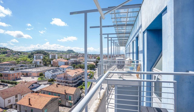 Station Court & University Bright Apartment