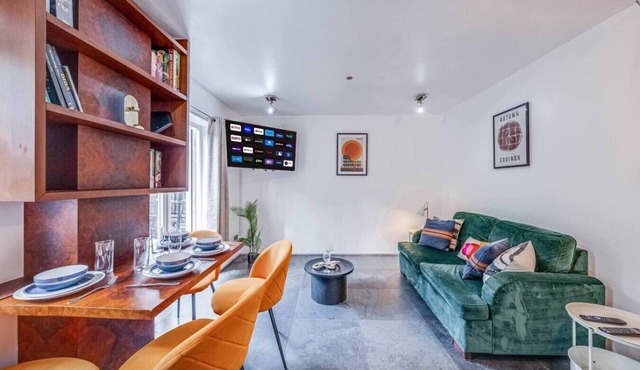 Stepney Green Gated Area w/Parking & Garden