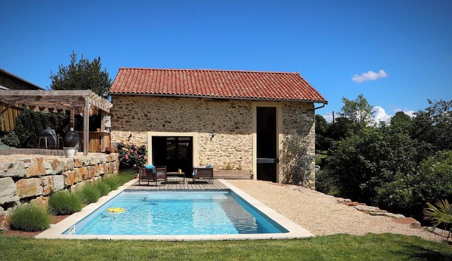 Stone house with swimming pool in the countryside