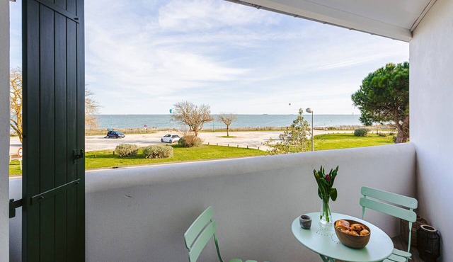Studio Le Phare, Sea View, Private Terrace & Wi-Fi