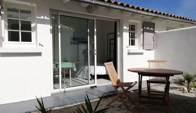 studio type cottage for 2 people, private patio and heated pool
