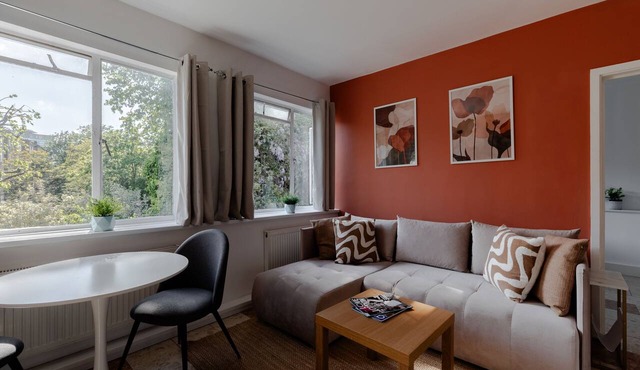 Stunning 1BR with Garden View in Earls Court