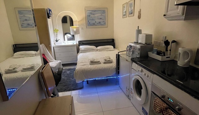 Stunning ground floor studio apartment in Hounslow near Heathrow airport