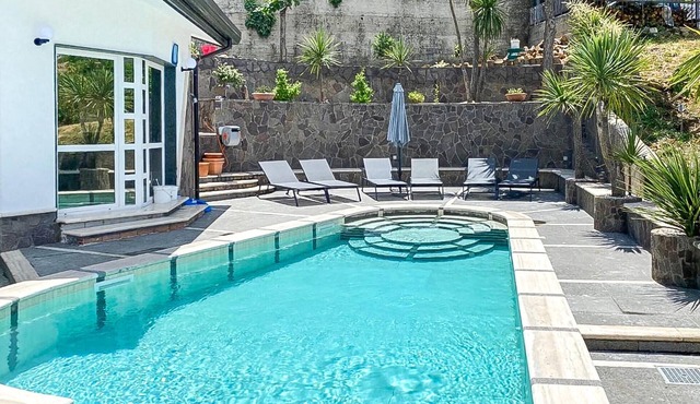 Stunning home in Laureana C.to