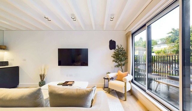 Stunning Mews House overlooking Regent's Canal