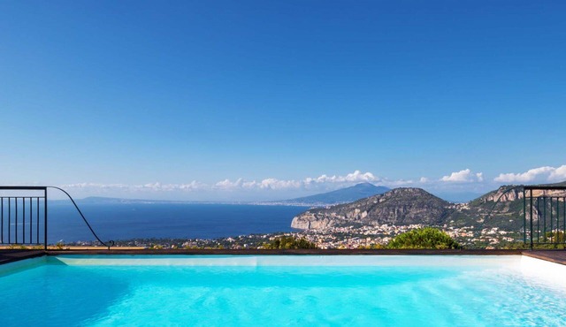 Stunning private villa with WIFI, private pool, A/C, TV, patio and panoramic view, close to Sorr.