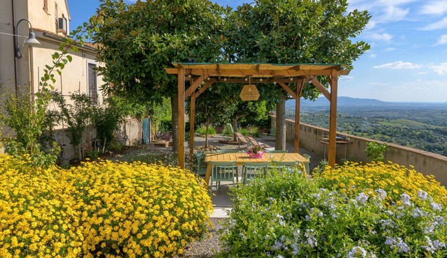 Stunning private villa for 9 guests with WIFI, TV, patio, pets allowed and panoramic view