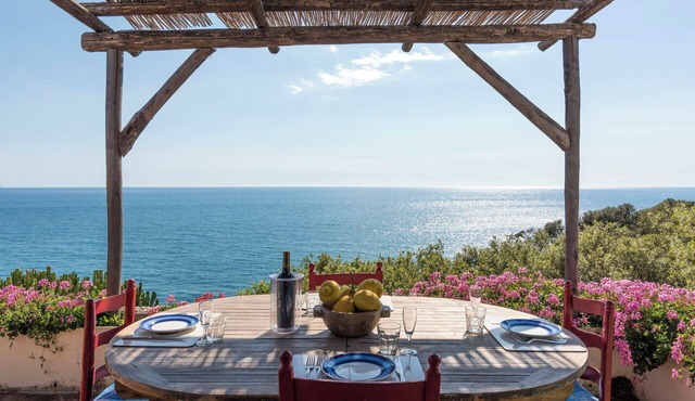 Stunning private villa for 12 guests with A/C, WIFI, TV, patio, pets allowed and panoramic view