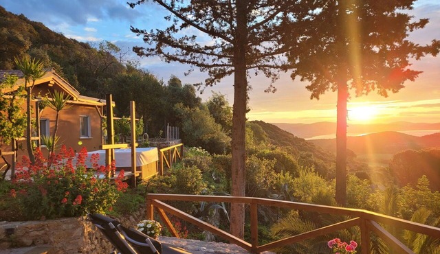 Stunning private villa for 6 people with hot tub, WIFI, A/C, TV, patio and pets allowed