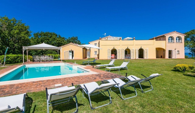 Stunning private villa with WIFI, A/C, private pool, TV, patio, pets allowed and panoramic view