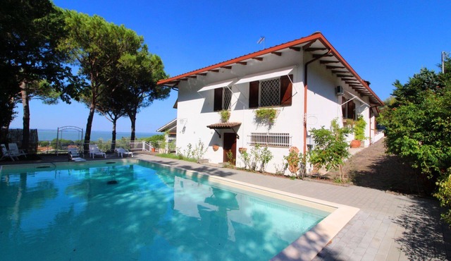 Stunning private villa for 5 people with WIFI, pool, TV and pets allowed