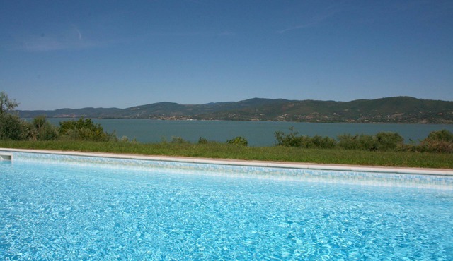Stunning private villa for 8 guests with private pool, WIFI, TV, terrace, pets allowed and parking