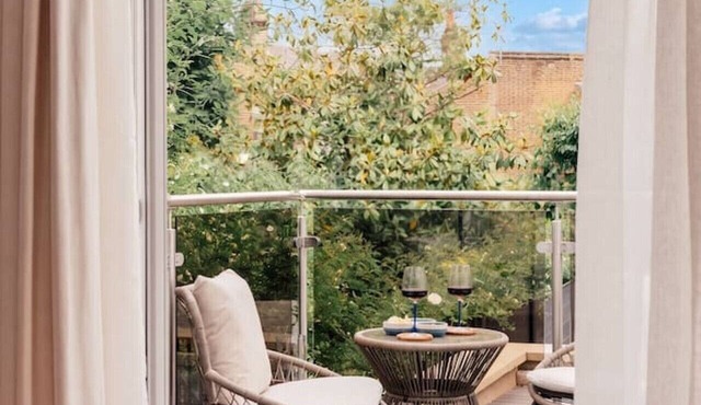 Stunning & Spacious Fulham Apartment with Aircon