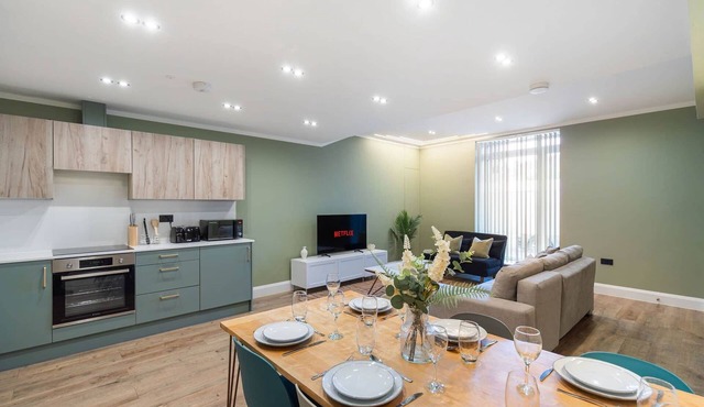 Stunning spacious modern central flat free parking