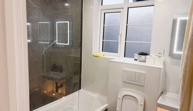 Stylish 2Bed Flat-Fast WiFi-Close to Shops, Restaurants & Train Station-Sleeps 5