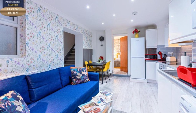 Stylish 6BR 6 En-Suite Showers Sleeps 16