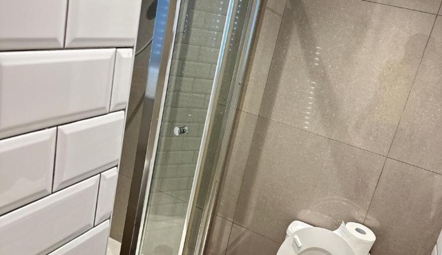Stylish Serene Apartments Near O2 & Central London with Free Parking & Baby Cot