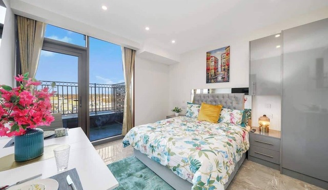 Stylish Studio w/Private Balcony Near Ilford Station