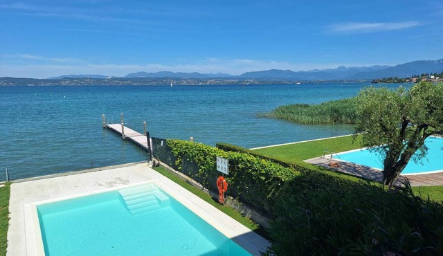 Super location beach pool and jacuzzi by the lake -very relaxing
