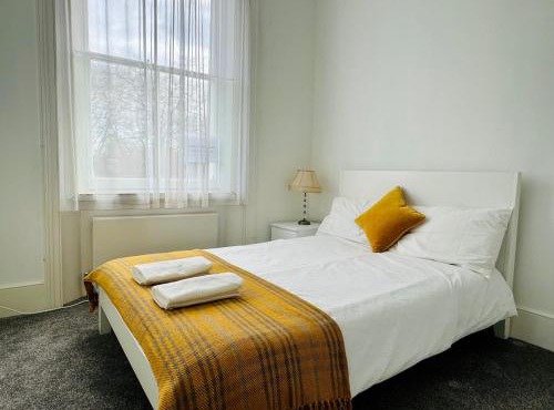 The Oakley House - 2 Bedroom Entire Apartment