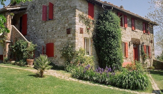 The Pitcher of Valdichiascio. Charming old farmhouse with swimming pool