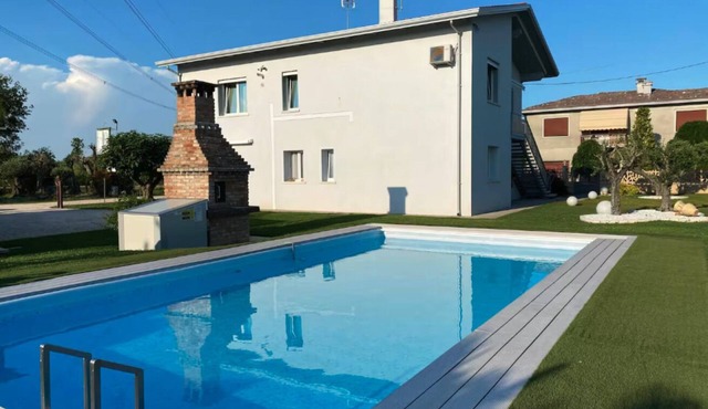 The SpaceWelcome to our beautiful recently renovated home in Camponogara, ideal for a relaxing getaway for up to 4 people. This charming accommodation offers a shared pool with two other families, perfect for cooling off and enjoying the sun on comfortab