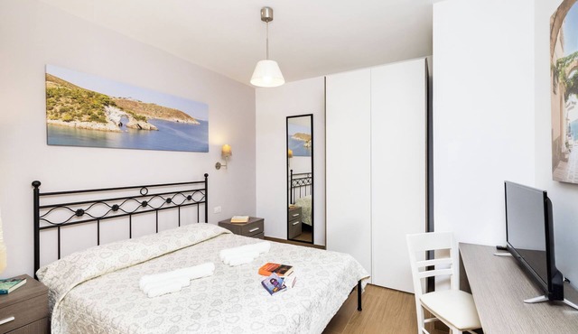 Three-room apartment 4 beds on the ground floor with private garden of about 150 square meters with barbecue and sun loungers.