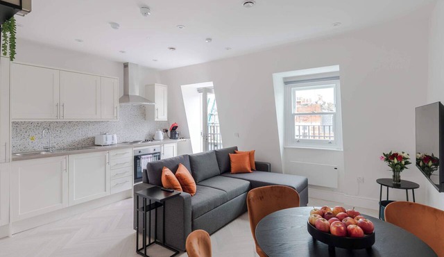 Top-Floor 1-Bed + Balcony · Fitzrovia · Sleeps 4
