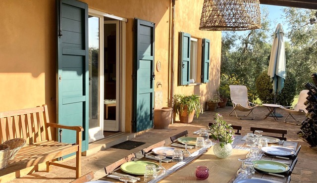 Tuscan countryhouse apartment, 10 min by the sea, with AC and large garden.
