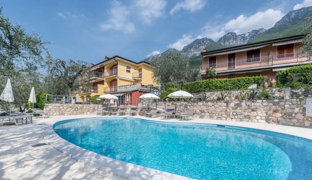 Two-room apartment Due Leoni with lake view, swimming pool, garden and Wi-Fi