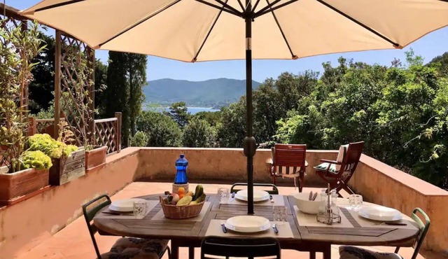Two roomed apartment with terrace 50 mt from the beach