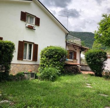 Una casa ospitale con giardino