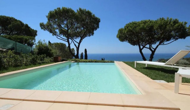 Villa apartment with private pool, AMAZING sunsets, 7-8 min by foot to beach.