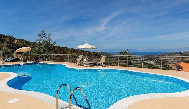 Villa Albatros D: A characteristic and welcoming cottage surrounded by the greenery, with Free WI-FI.