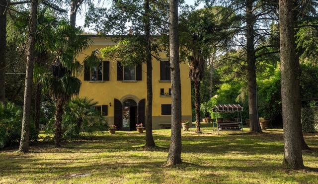 Villa Blacks Serneri noble residence with beautiful park of the Val di Chiana