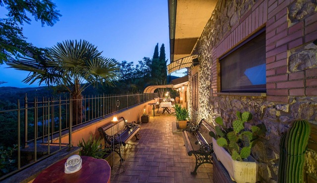 Villa Carla in Murlo, 300sqm detached villa with garden veranda and swimming pool.